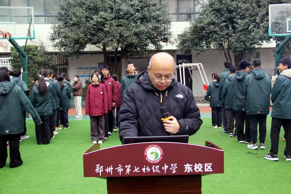 9年级管委会老师黄晨阳，宣读表彰学生名单并进行年级总结